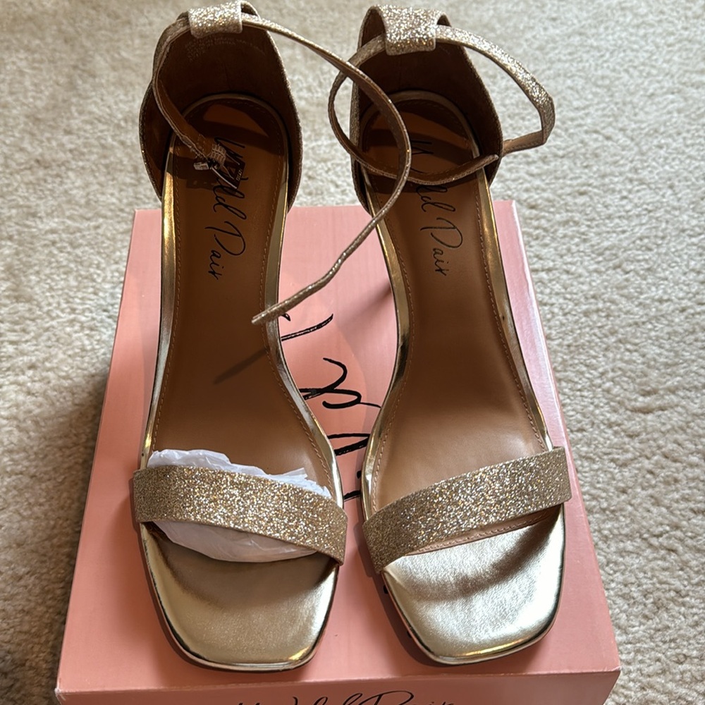 Glittery gold strappy stilletos. Strapped at the anckle, 3 inch heel.